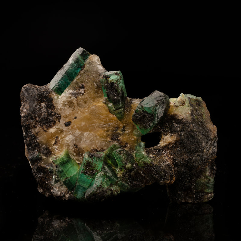Émeraude sur calcite et biotite