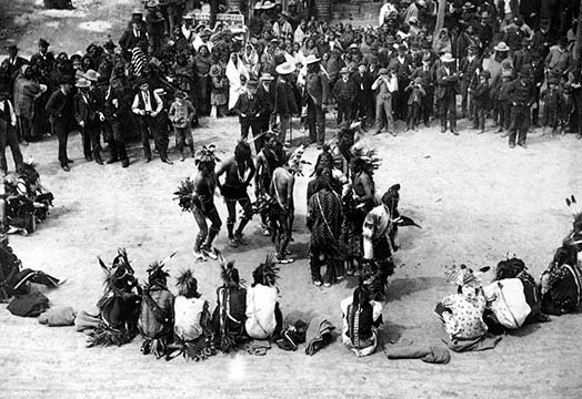 « the great omaho pow-wow », reproduction de photo, H 44 po x l 66 po x P 1,5 po