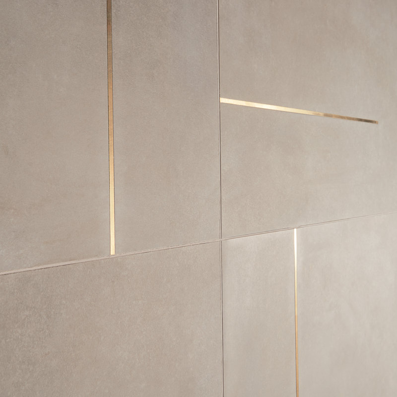 Carreau de mur et de plancher en porcelaine et laiton 24 po x 24 po Linea (11,62 pieds carrés / boîte), Grège