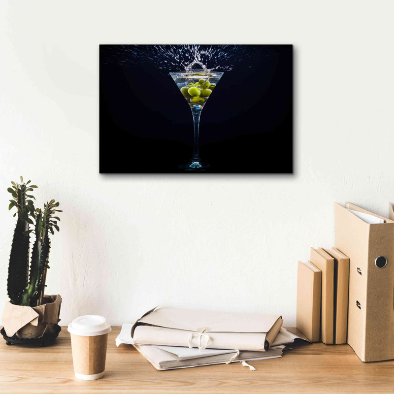 Latitude Run® «Dirty Martini Splash» par Epic Portfolio, art mural sur toile, H 12 po x l 18 po x P 0,75 po