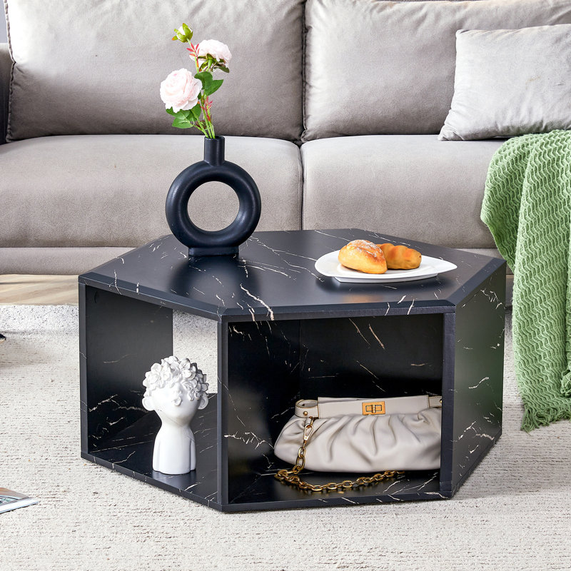 Table basse hexagonale en panneau de fibres à densité moyenne, autocollants caractéristiques en marbre noir, conception à plusieurs trous pour donner plus d'espace de rangement, conception simple et pratique qui la rend idéale pour toutes sortes de décors de style.