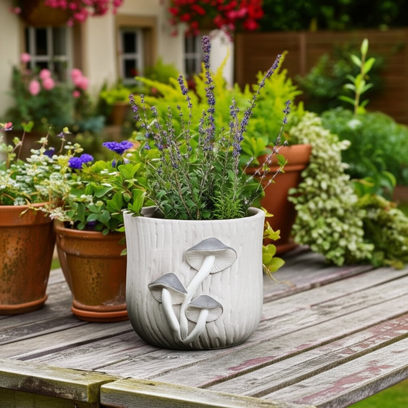 Jardinière en ciment fabriquée à la main avec un tronc d'arbre texturé et des accents de champignons - Pot décoratif pour les espaces intérieurs et extérieurs.