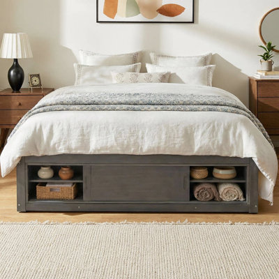 Structure de lit plateforme grand format avec 4 tiroirs de rangement et casier de rangement au pied de lit, sans tête de lit, conception moderne peu encombrante, structure en bois robuste, aucun sommier requis, capacité de 600 lb