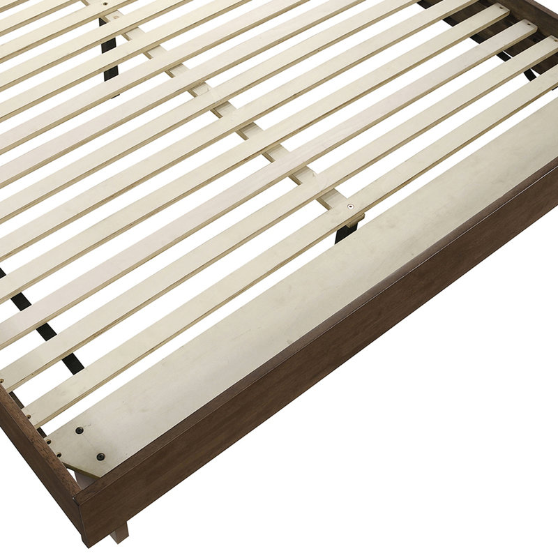 Grand lit plateforme moderne, lignes épurées, brun chaud, conception de taille de coussins confortables, grain subtil, zone de sommeil