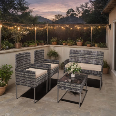 Ensemble de patio d'extérieur en rotin 4 pièces avec 2 fauteuils, causeuse, coussins imperméables et table en verre trempé, ensemble de conversation (gris)