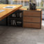 Bureaux en bois massif brun en forme de L-107440730