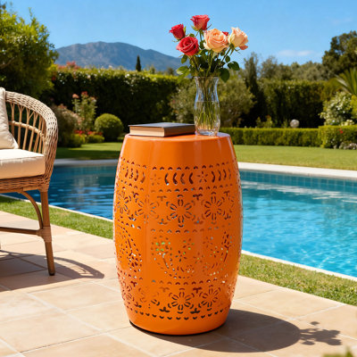 Table d'appoint en métal de 18 po de hauteur avec découpes en dentelle, table basse tambour / support à fleurs, résistant aux intempéries, floral orange brillant