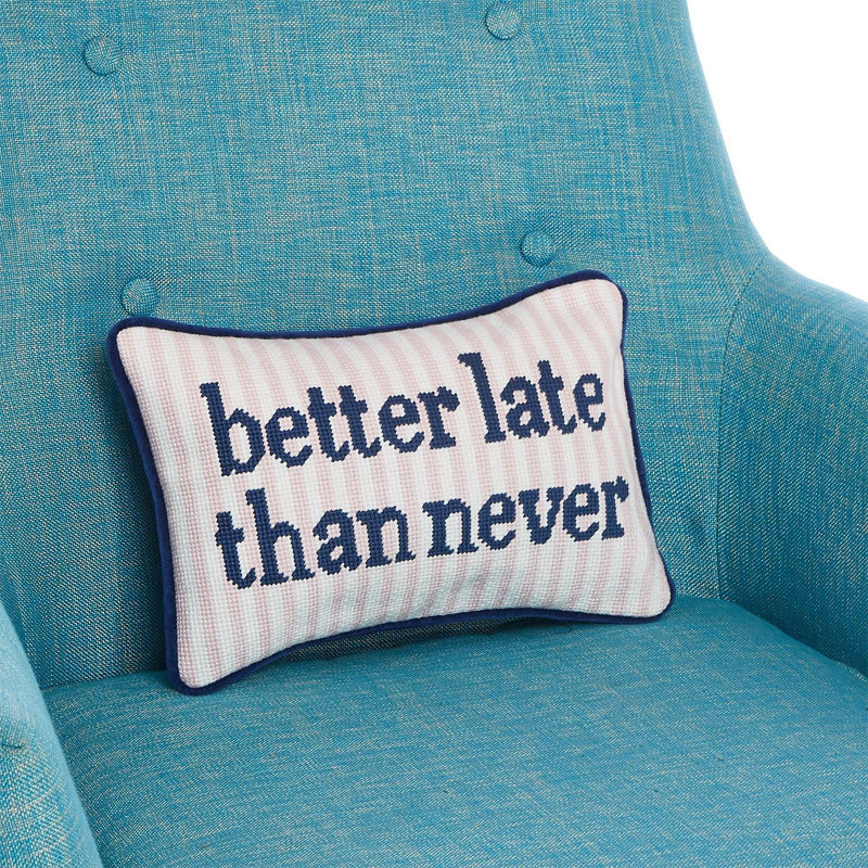 Coussin décoratif en polyester 12 po x 8 po Better Late Than Never