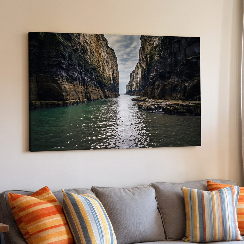 Toile, scène côtière dramatique mettant en vedette des falaises imposantes de roc robuste, art mural encadrant une voie d'eau étroite capturée à partir d'une toile