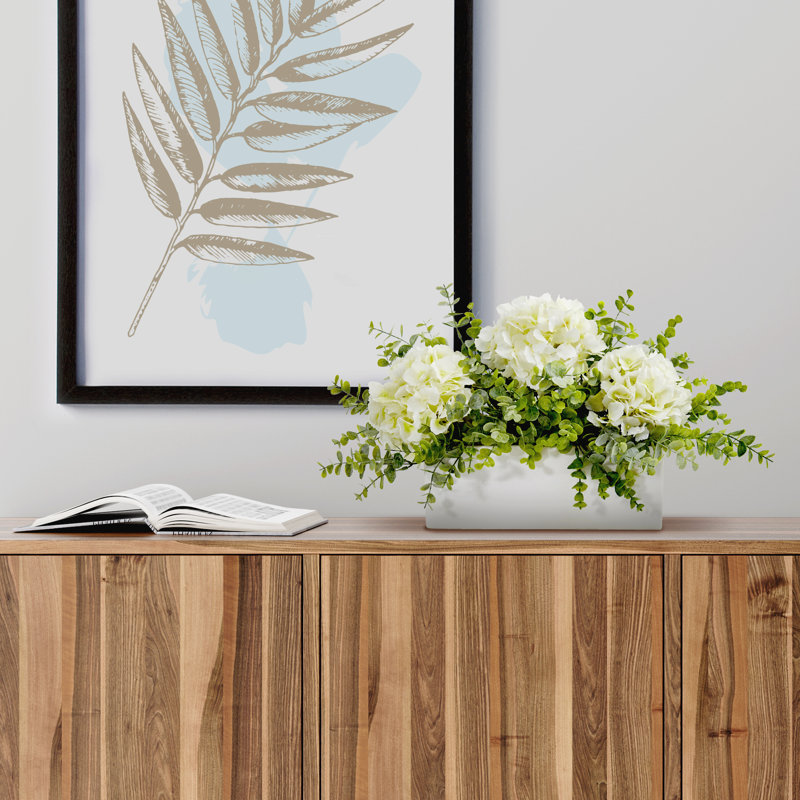Arrangement floral d'hortensia artificiel dans un vase
