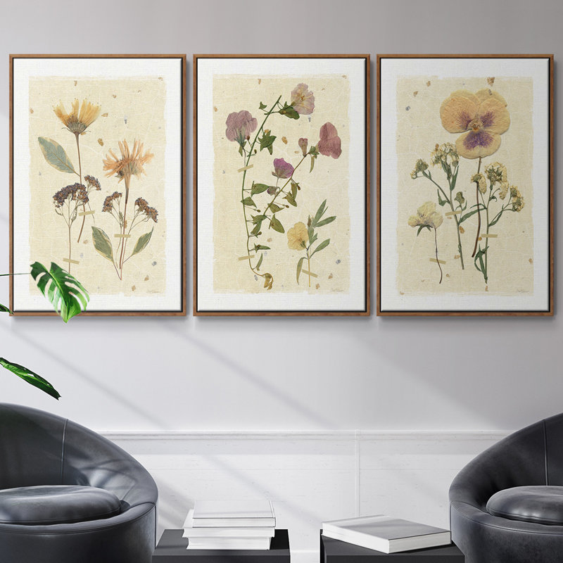 Iridescent Blue Poppy I, ensemble de 3 toiles encadrées sur toile, Cadre noyer, H 27 po x l 54 po