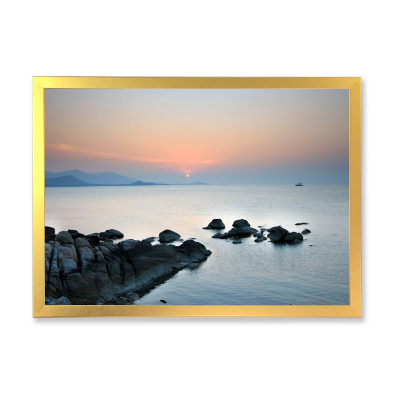 «Rock On Beach With Sunset», reproduction sur toile avec cadre flottant, H 8 po x l 12 po x P 1 po, Cadre doré à coins fermés