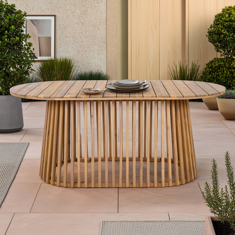 Table de salle à manger ovale d'extérieur en bois d'acacia avec base à lattes verticales fuselées, idéale pour la terrasse, le jardin, le bord de la piscine et la cour.