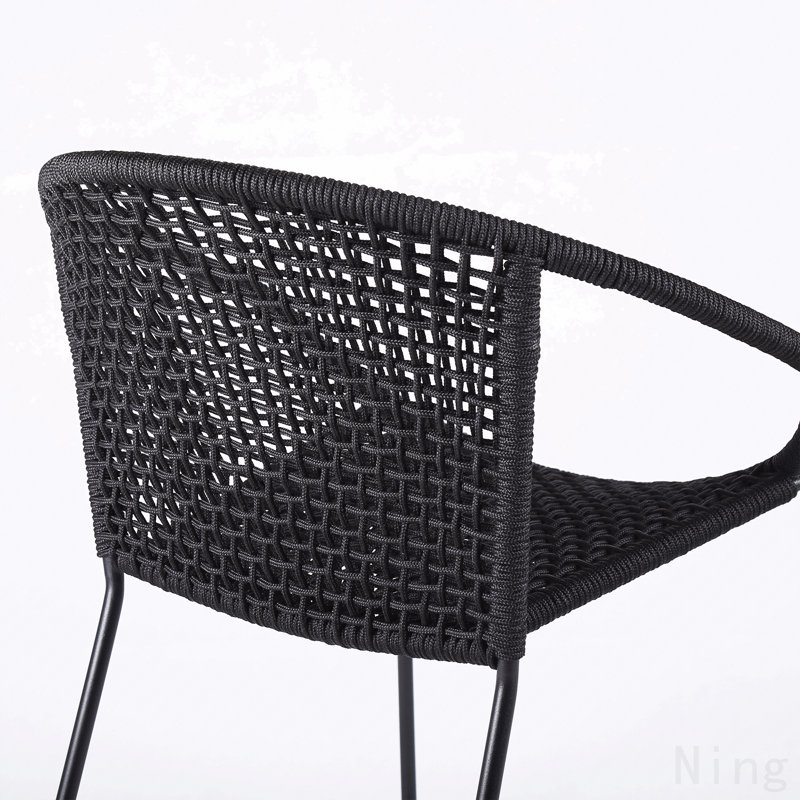 Chaise de salle à manger intérieure / extérieure empilable en acier avec corde noire - ensemble de 2