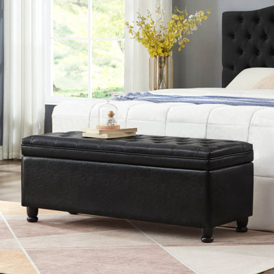 Banc rembourré noir avec boutons. Cadre en bois massif. Peut contenir des magazines, des coussins. Confortable et pratique. 45 po x 18 po x 18 po. Assemblage requis. Rangement à boutons noir. Peut accueillir des chaussures et des magazines.