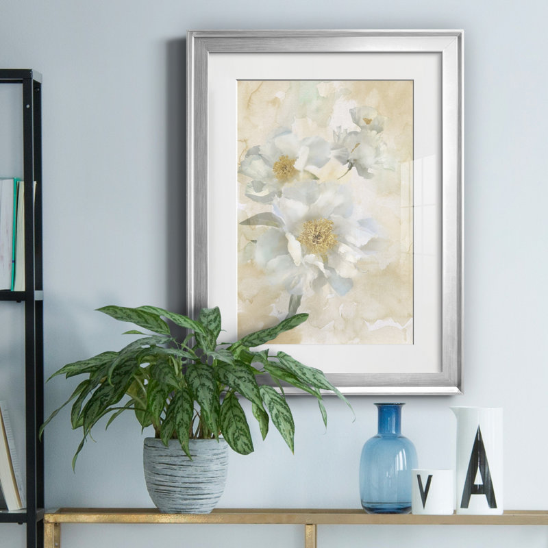 Douces pivoines I - Cadre photo, reproduction d'art sur papier, H 22,5 po x l 30,5 po x P 1,5 po, Cadre doré