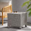 TABLE D'APPOINT PUERTA avec rotin en polyéthylène durable et conception cubique minimaliste pour une utilisation extérieure polyvalente