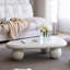Table basse moderne avec 3 pieds, finition blanc crème, élégante pour le salon, style bois, facile à installer