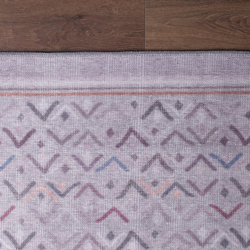 Tapis géométrique en polyester gris clair Napier, Rectangle 4 pi 11 po x 7 pi 7 po