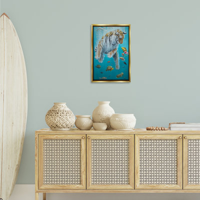 Cadre flottant nageant parmi les poissons, design par Heather
