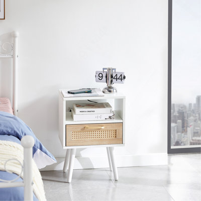 Table de bout 15,75 po en rotin blanc, table de chevet moderne avec tiroir, prise de courant et ports USB, table d'appoint avec pieds en bois massif