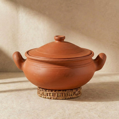 Pot en argile non émaillé pour la cuisson | Kadai en terre | Kadai rond en terre cuite | Support en argile pour service avec couvercle 3L, rouge | Comprend un support à feuilles de palmier gratuit