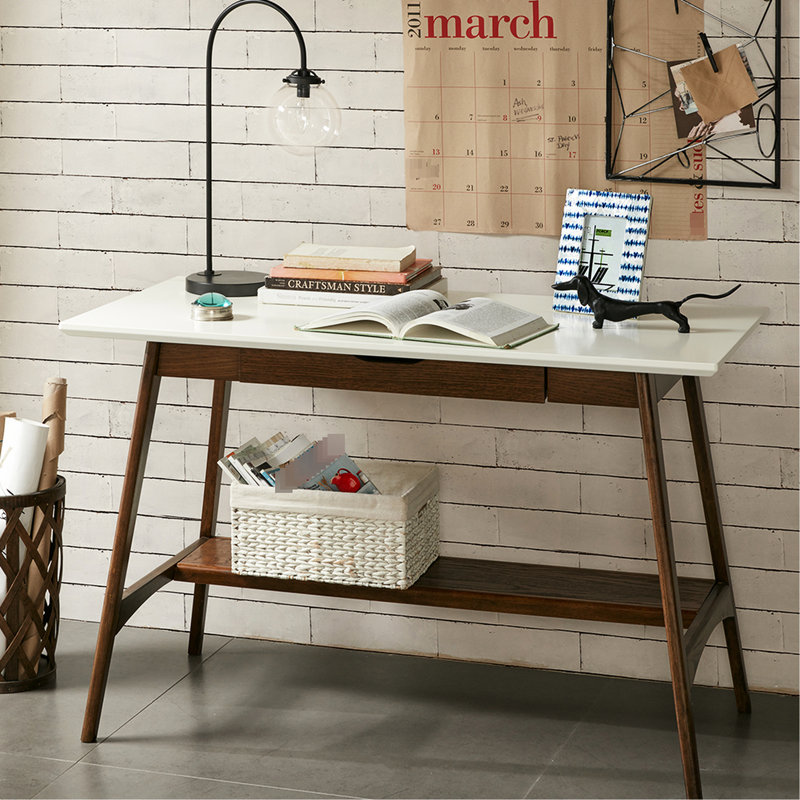 Bureau élégant avec piètement en noyer et plateau blanc pur, tablette inférieure de rangement, assemblage requis. Style moderne avec plateau en noyer, comprend une tablette pour un rangement supplémentaire.