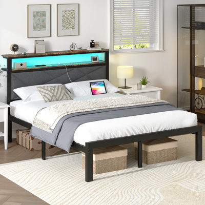 Structure de lit tapissier moderne avec lumières à DEL modernes RVB avec tête de lit en bois et ports de chargement USB, pied de lit discret à profil ouvert avec tablettes ouvertes. Grand