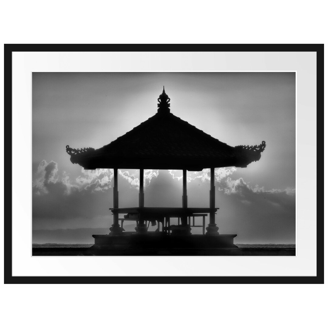 Gerahmtes Poster Pagode in Bali im Sonnenuntergang