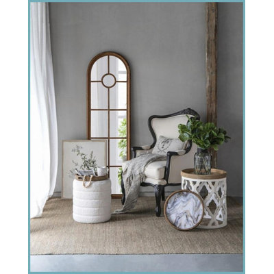 Ensemble de décoration intérieure 5 pièces French Country: table basse blanche patinée, tabouret en sherpa et amp; Plateaux élégants Fonctionnel