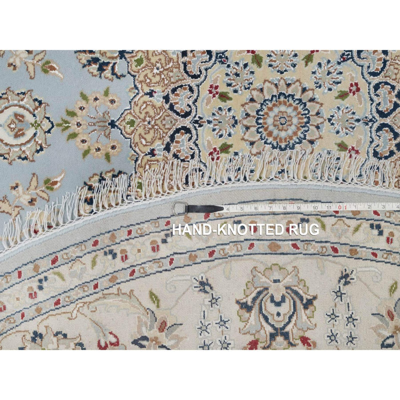 Tapis oriental rond bleu clair 7 pi 9 po x 7 pi 9 po Nain avec motif de médaillons de fleurs, laine douce et soie, velours doux, 250 KPSI