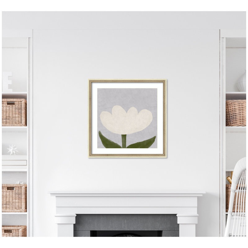 «White Tulip» par Gabrielly Guedes, reproduction d'art encadrée, H 26 po x l 26 po