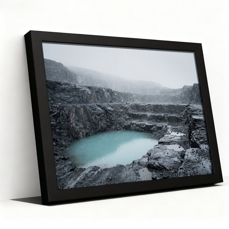 Tableau sur toile représentant un lac turquoise au milieu d'un terrain rocheux sombre, 24"H x 36"W