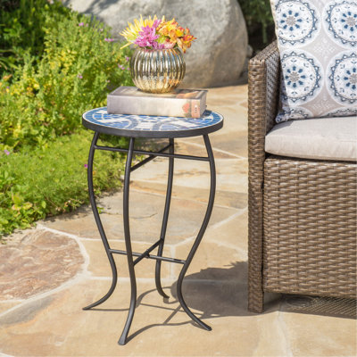 Table d'appoint d'extérieur ronde avec plateau de style mosaïque et pieds incurvés en fer, table de bout bleue