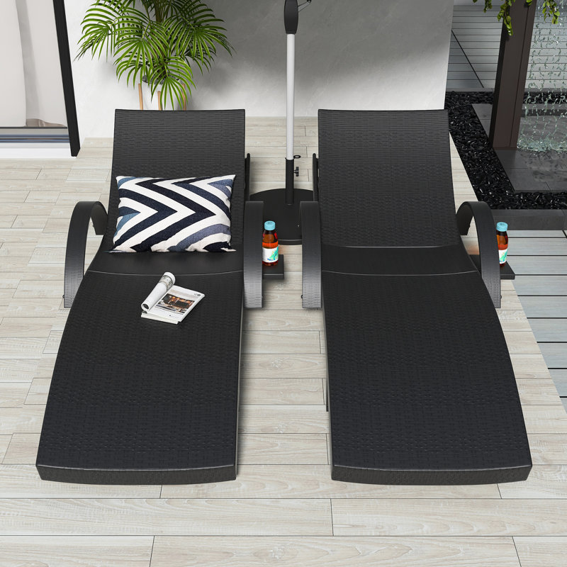 Ensemble de chaises longues noires en osier de 80 pouces avec dossier réglable à 5 niveaux et table d'appoint escamotable en rotin