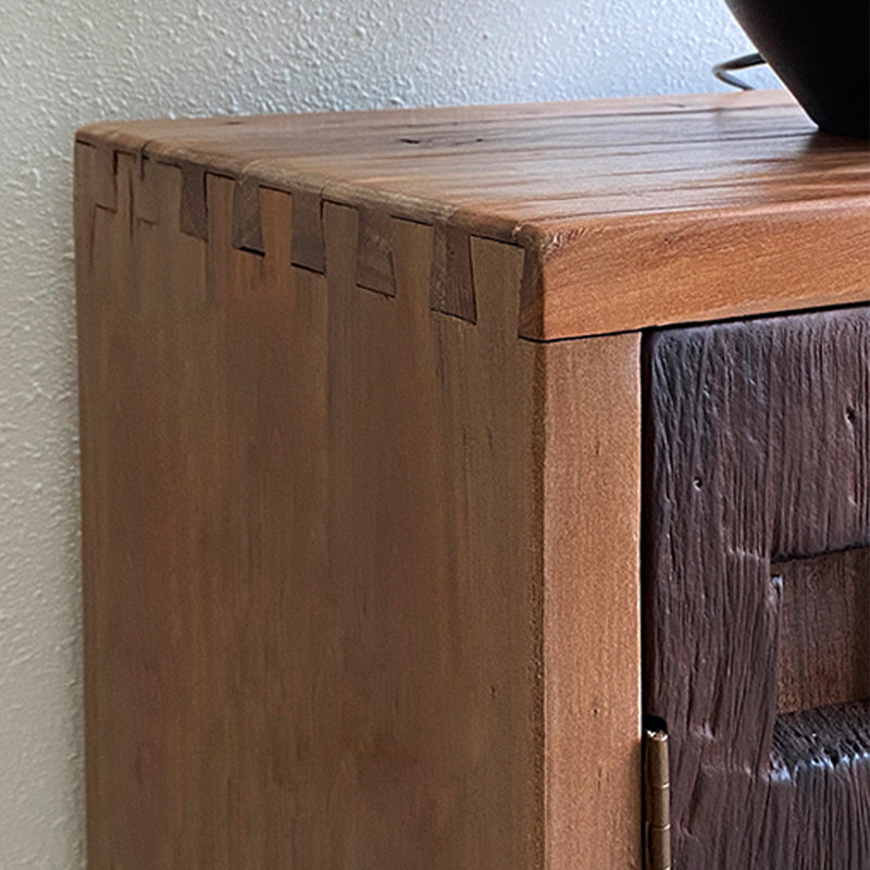 Armoire en bois massif de style Wabi-Sabi