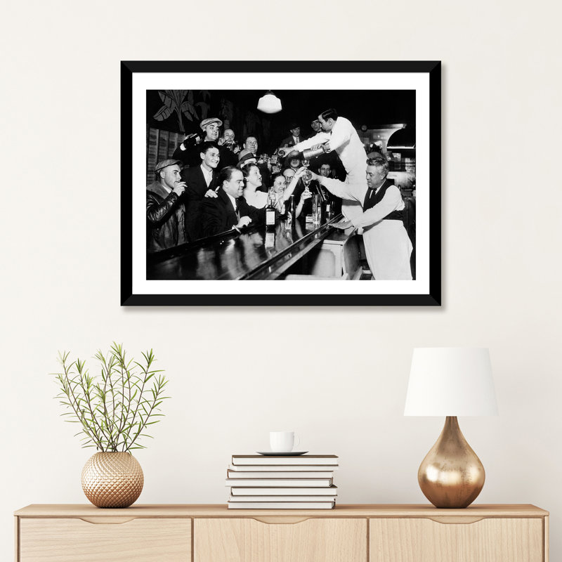 «End of the Prohibition Party» - reproduction de photo, H 24 po x l 32 po, Noir, Papier dans un cadre photo