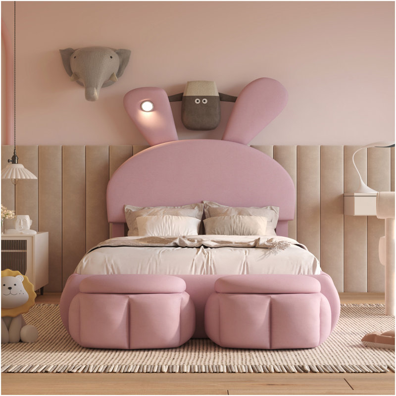 Lit plateforme simple tapissier avec oreilles dessinées et tête de lit rose clair