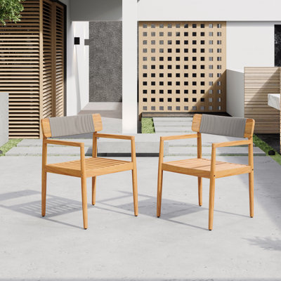 Chaise de patio d'extérieur en bois d'acacia avec accoudoirs, idéale pour les repas en plein air et les lieux de loisirs