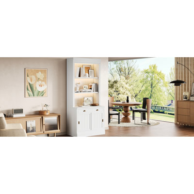 Bibliothèque blanche de 83,4 po de hauteur avec lumières DEL à 3 couches, portes coulissantes, tablettes ouvertes et tiroir, style moderne pour le bureau personnel, éclairage rectangulaire en bois massif, tablettes, 1 tiroir et 2 glissières