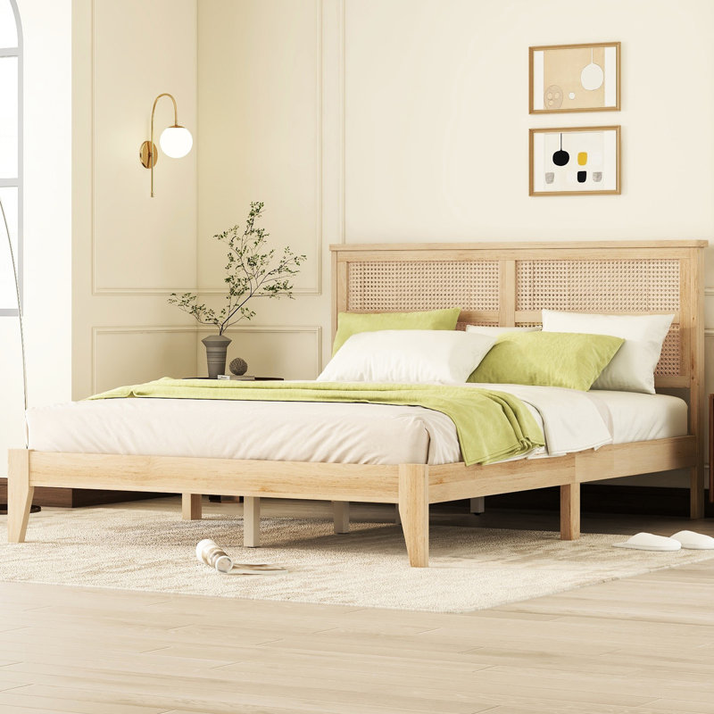 Grand lit avec tête de lit sophistiquée et grand espace de rangement attrayant en bois massif