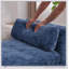 Banc de bout moderne rembourré avec accoudoirs, méridienne en chenille pour plus de confort et de style