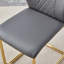 Table de salle à manger luxueuse à plateau en verre avec texture en marbre et pieds en forme de C élégants, y compris des fauteuils confortables en polyuréthane-119690297