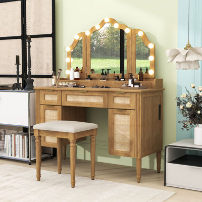 Ensemble de coiffeuse avec miroir à trois volets, station de charge intégrée et tiroirs de rangement