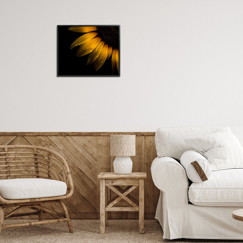 Giclée encadrée de gouttelettes d'eau sur un tournesol, design par Brian Carson, H 11 po x l 14 po