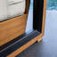 Chaise de patio en teck avec coussins Comstock