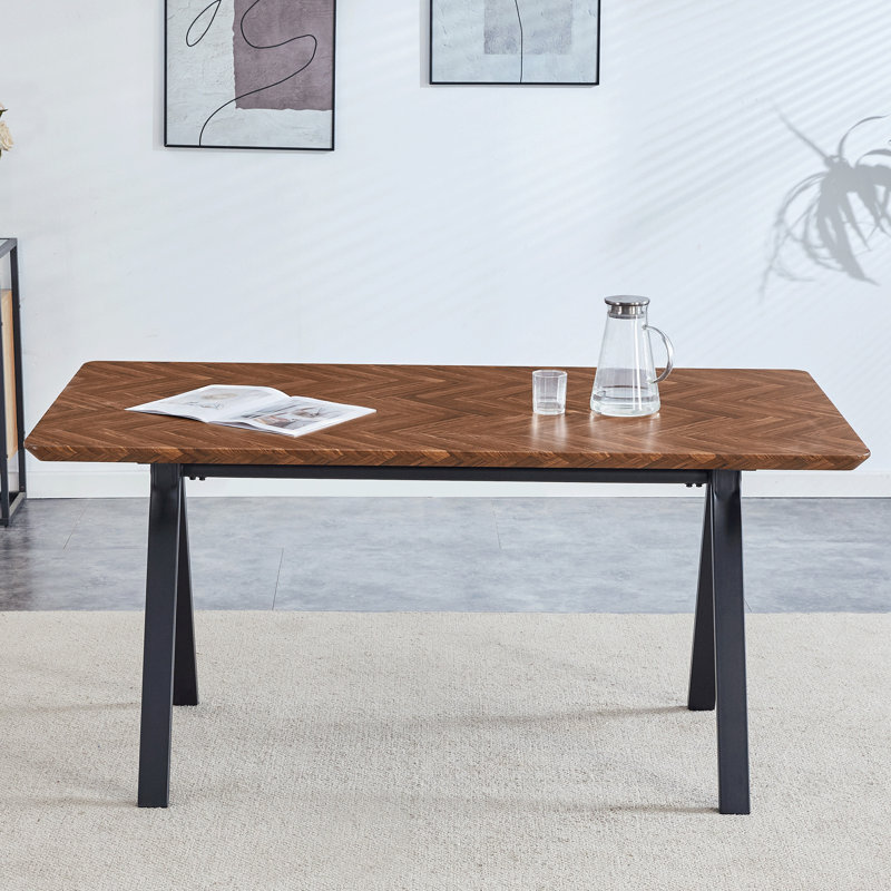 Minimalist Industrial Home ne propose que la table, pas de chaises.