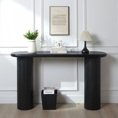 Console cannelée, derrière le canapé