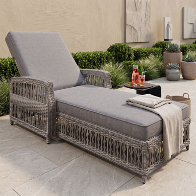 Chaise longue inclinable en osier PE avec dossier réglable à 4 positions, accoudoirs et coussins amovibles