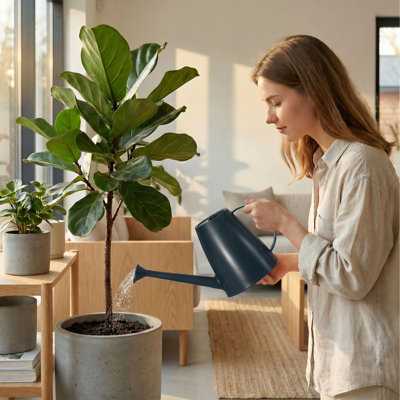Arrosoir moderne en plastique avec bec long et étroit détachable et arroseur pour plantes d'intérieur, conçu pour un déversement contrôlé et une manipulation facile, capacité de 1,8 litre, bleu
